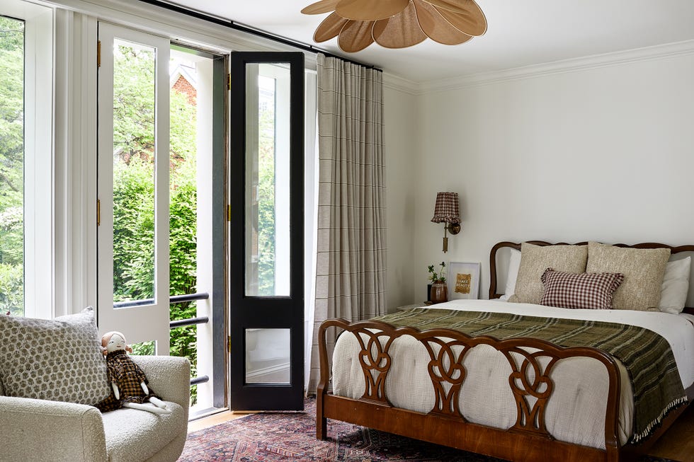 Neutral bedroom with ancient lighting