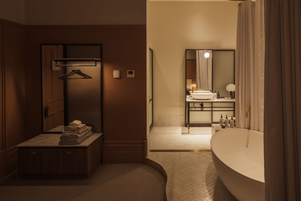 A master class in hotel, bar and restaurant lighting in the design Inn