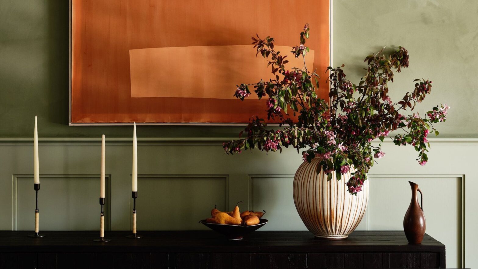 Unexpected orange and green color combinations indoors