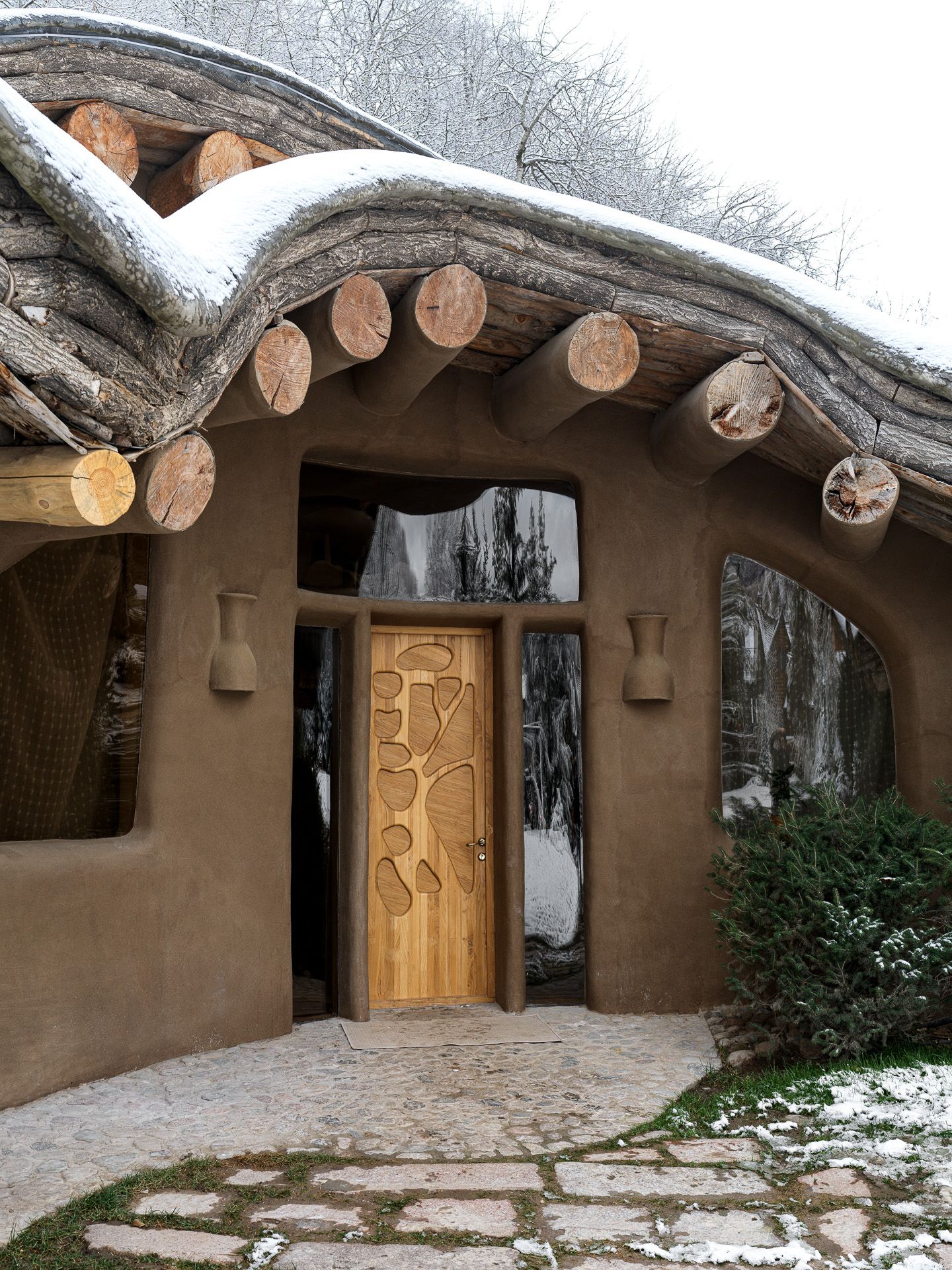 This surrealistic cob house with curved walls is an unexpected masterpiece of sustainable architecture. Inspired by desert ...