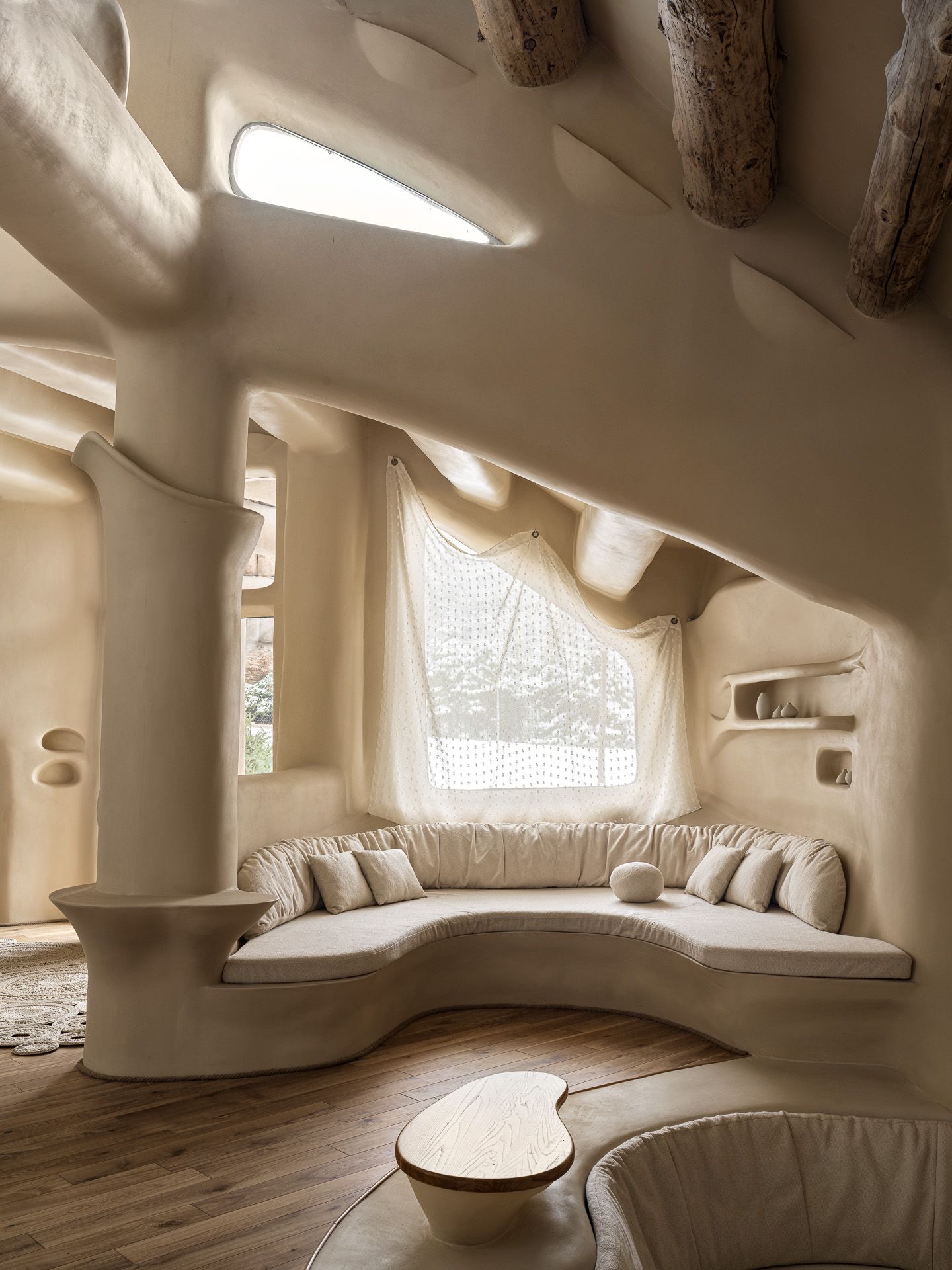 This surrealistic cob house with curved walls is an unexpected masterpiece of sustainable architecture. Inspired by desert ...