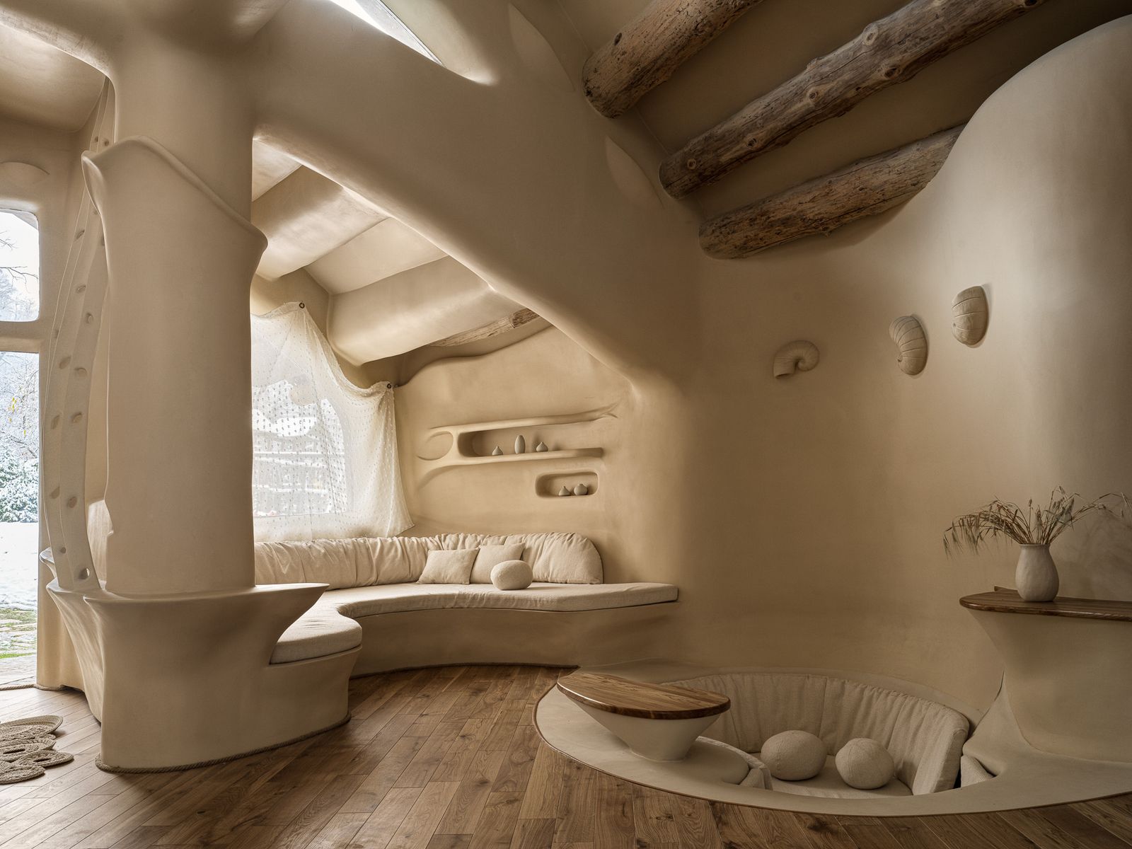 This surrealistic cob house with curved walls is an unexpected masterpiece of sustainable architecture. Inspired by desert ...