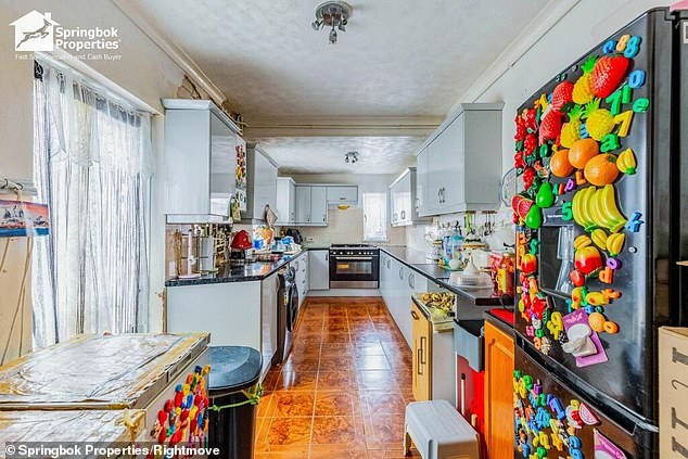 And the eccentric topic also runs into the kitchen, with the refrigerator and various cupboards in colorful fruit magnets and letters