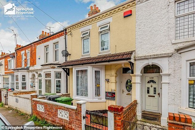 An apparently ordinary home in Northamptonshire was launched for £ 165,000, but his contrasting interior has left some shocked