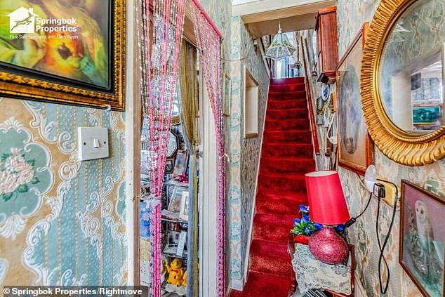 Baroque -style wallpaper extends over the walls of the corridors, which are adorned with different photos from different periods and mirrors