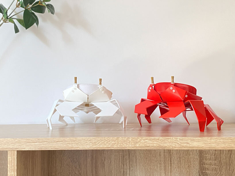 Meet Kogani, a small crab in the origami style, the compact speaker envelops