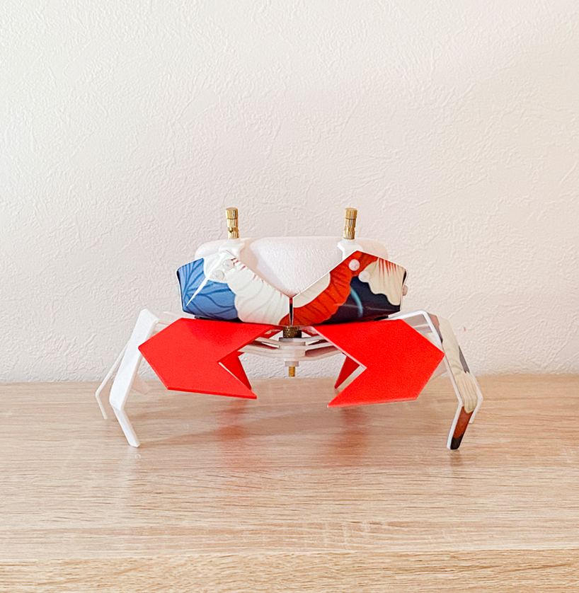 Meet Kogani, a small crab in the origami style, the compact speaker envelops