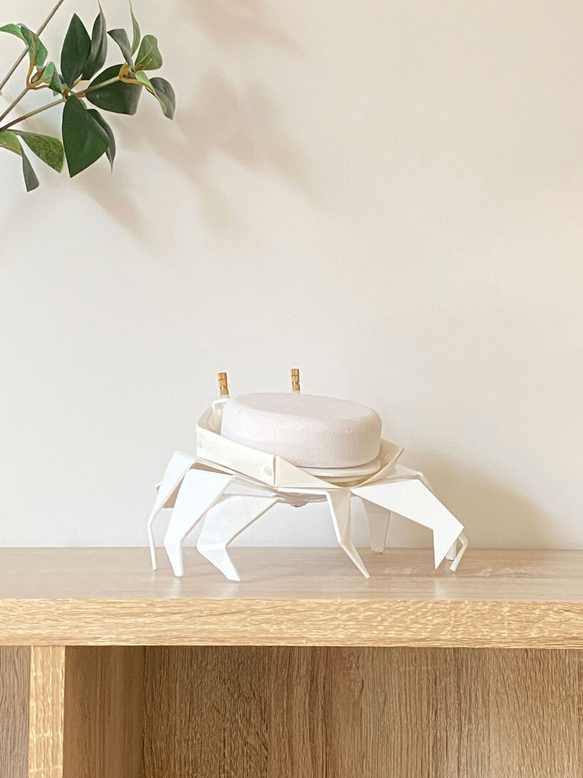Meet Kogani, a small crab in the origami style, the compact speaker envelops
