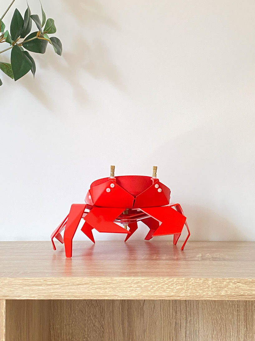 Meet Kogani, a small crab in the origami style, the compact speaker envelops