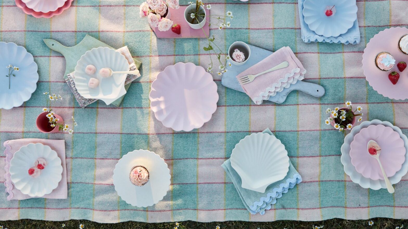 Safe outdoor dishes for stylish and relaxed summer hosting