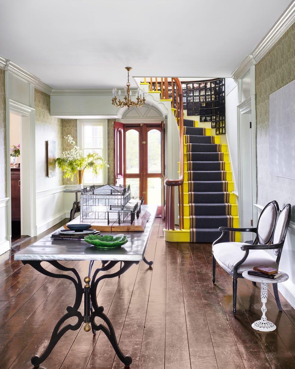 Entrance painted with a large staircase with Canarian yellow on stairs