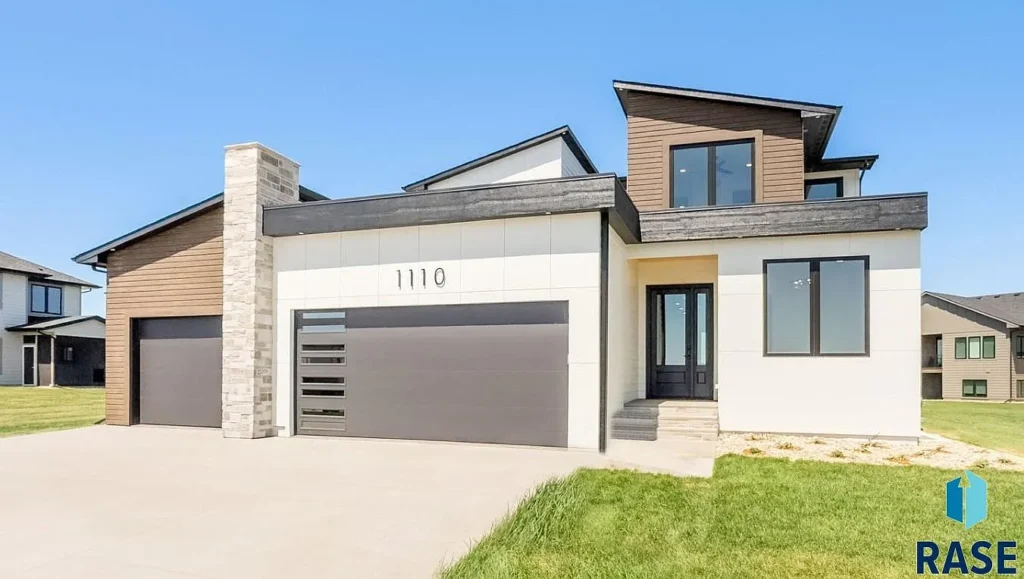 Brand new luxury house in Tea-Low with intelligent design, impressive upgrades