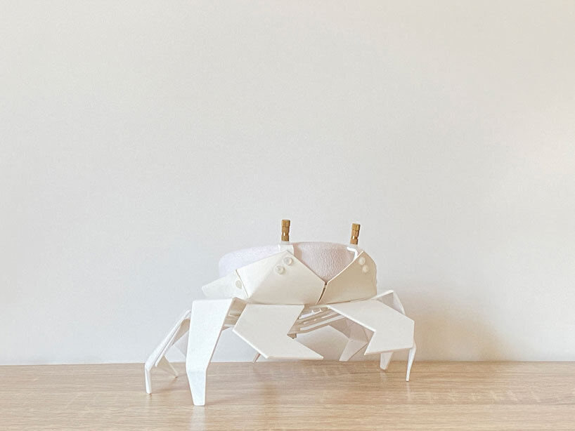 Meet Kogani, a small crab in the origami style, the compact speaker envelops