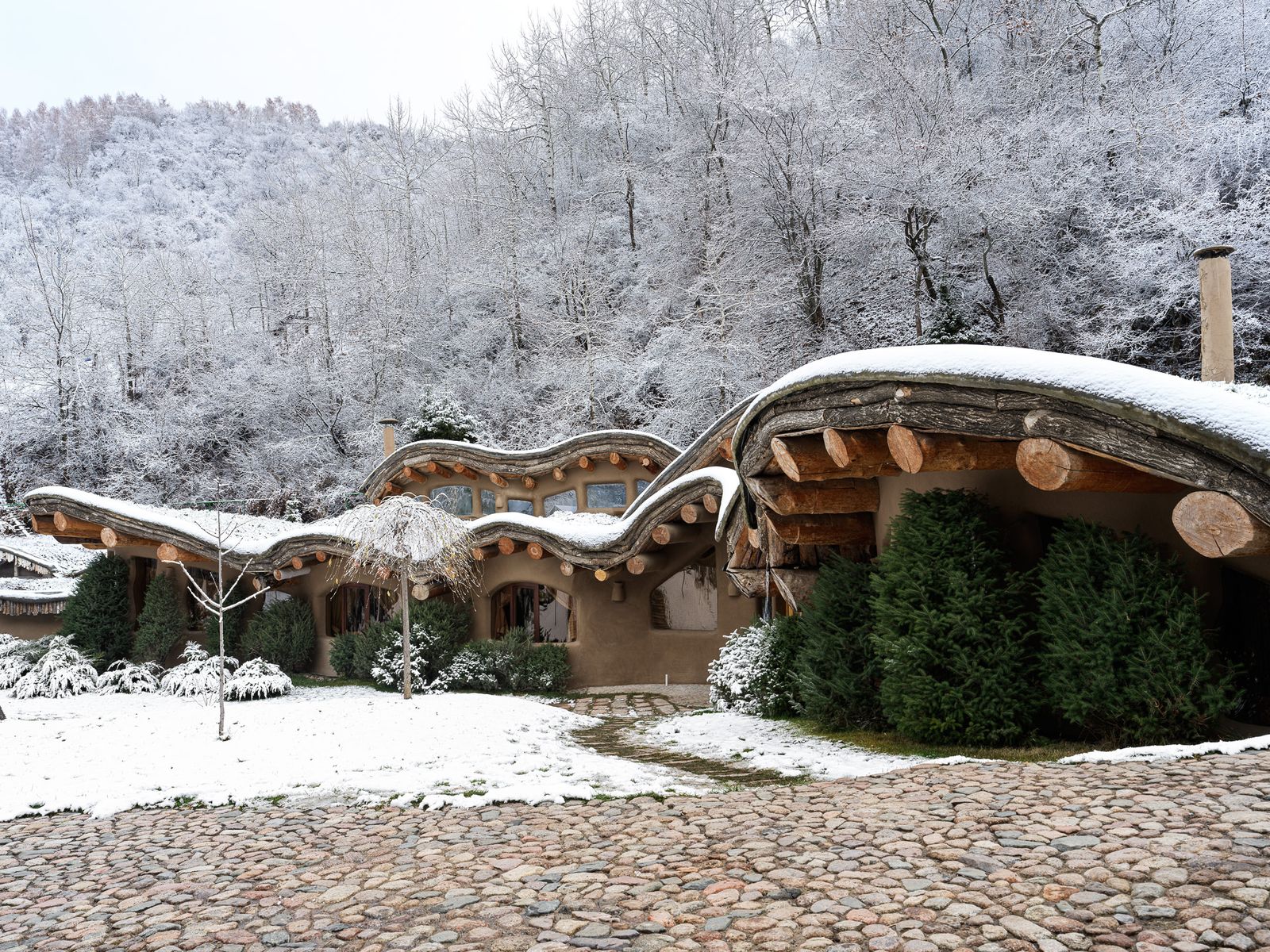 This surrealistic cob house with curved walls is an unexpected masterpiece of sustainable architecture. Inspired by desert ...