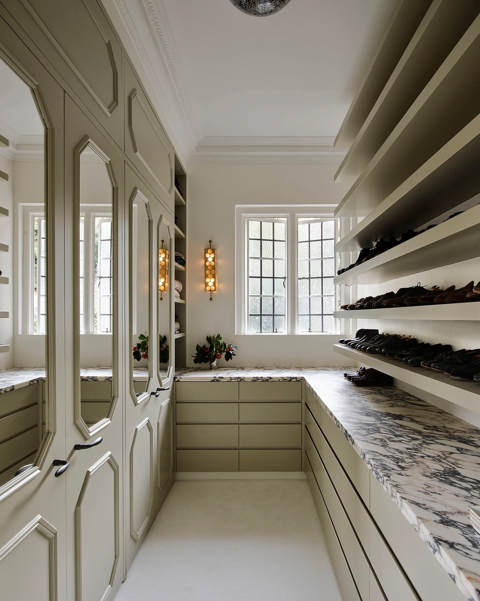 Go into the closet with a modern design
