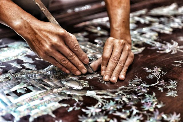 The timeless art of Chuyên Mỹs Perlmutter Inlay