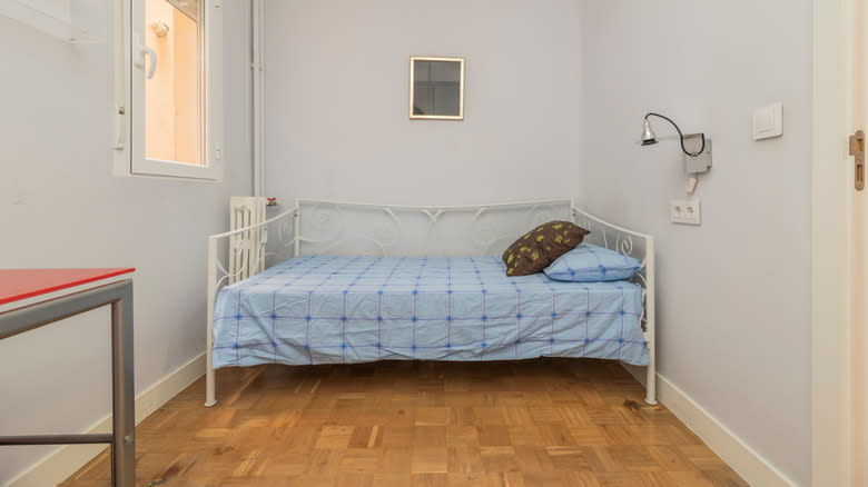 Outdated bedroom