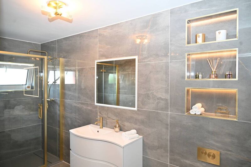 Bathroom of the main bedroom. 