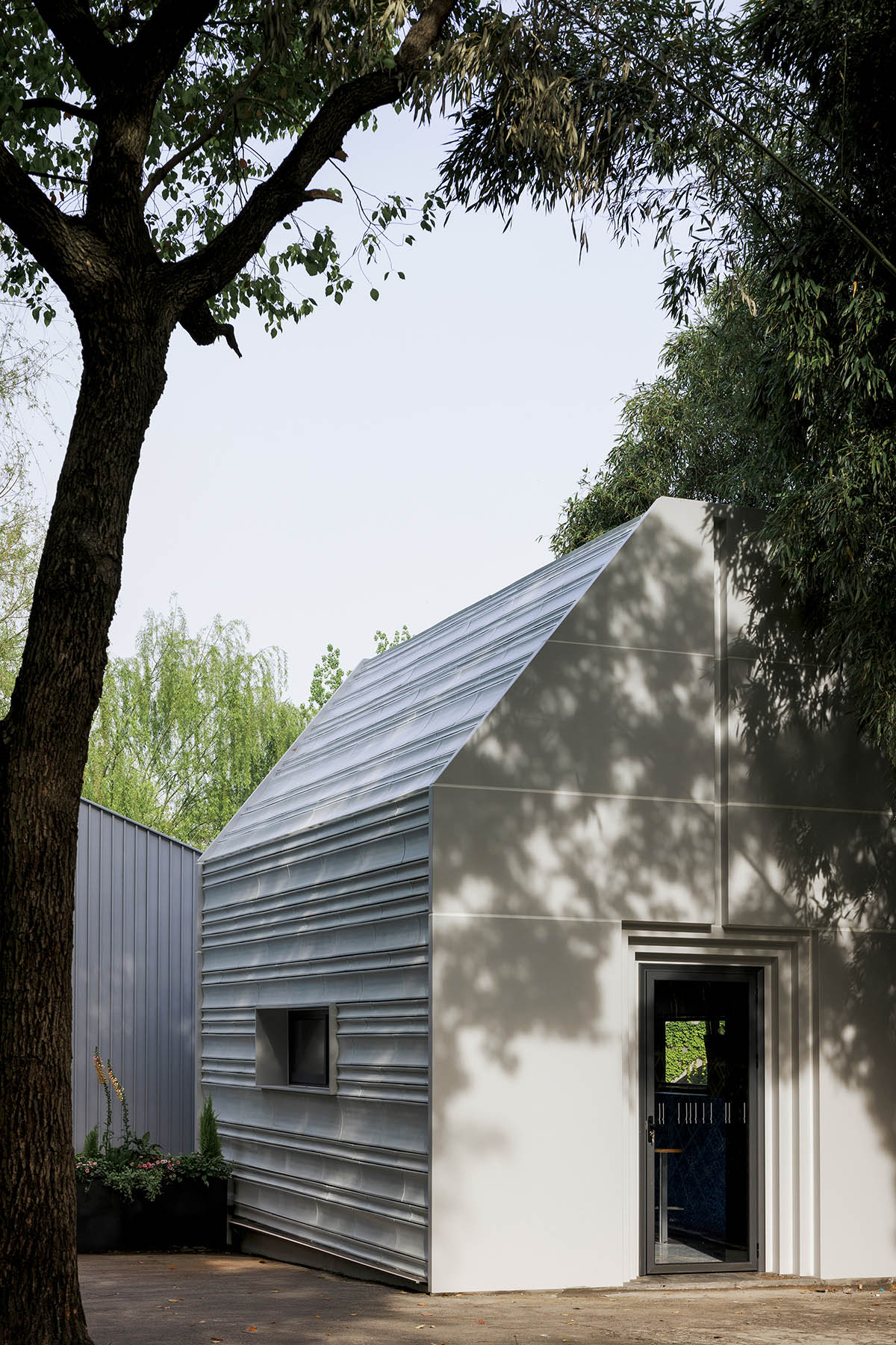 Wutopia Lab creates a light shimmer in a charming green with the Seehaus in Shanghai 