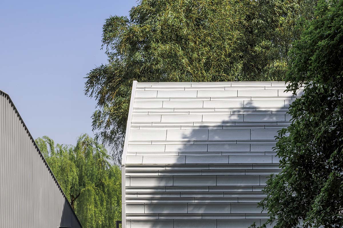 Wutopia Lab creates a light shimmer in a charming green with the Seehaus in Shanghai 