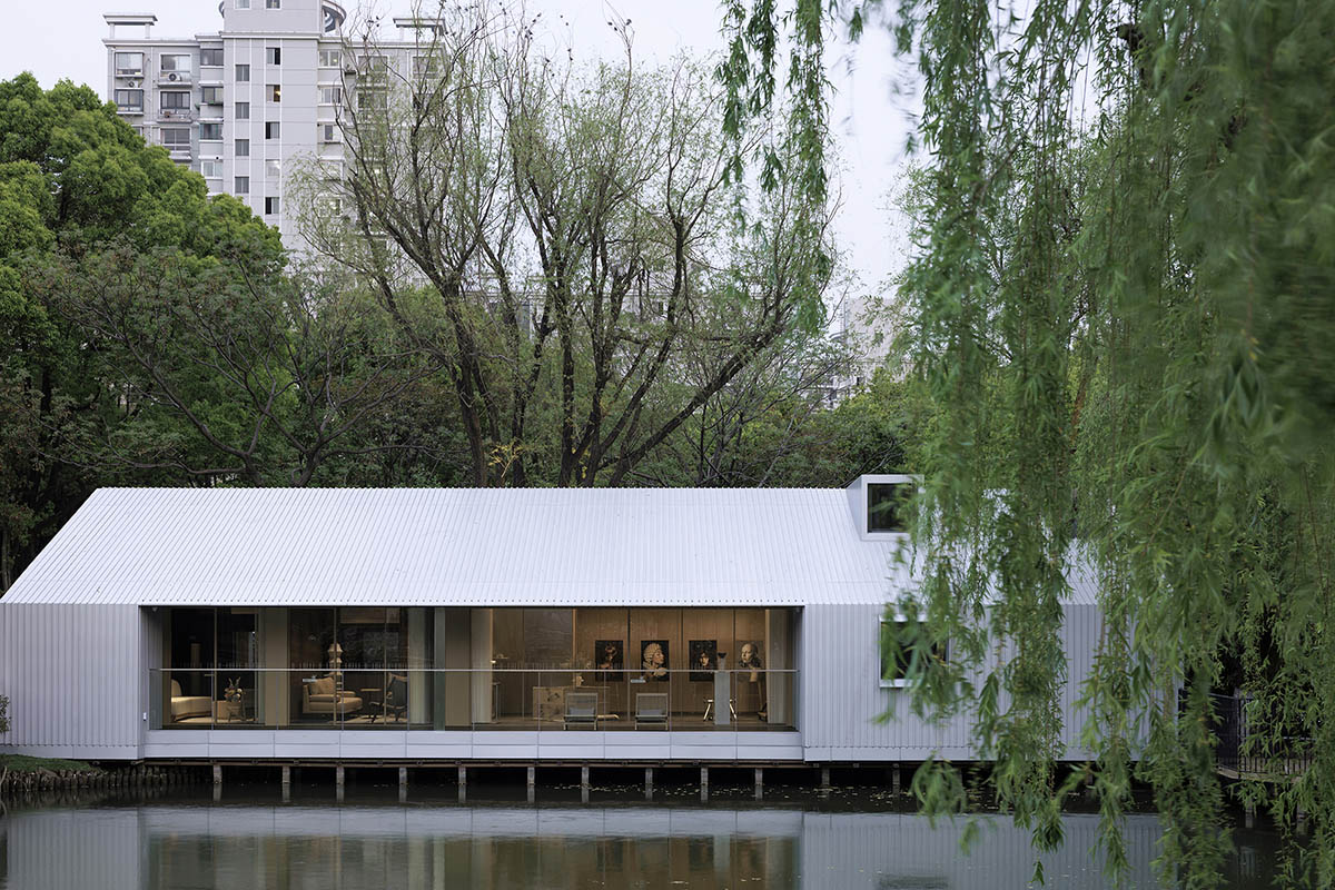 Wutopia Lab creates a light shimmer in a charming green with the Seehaus in Shanghai 