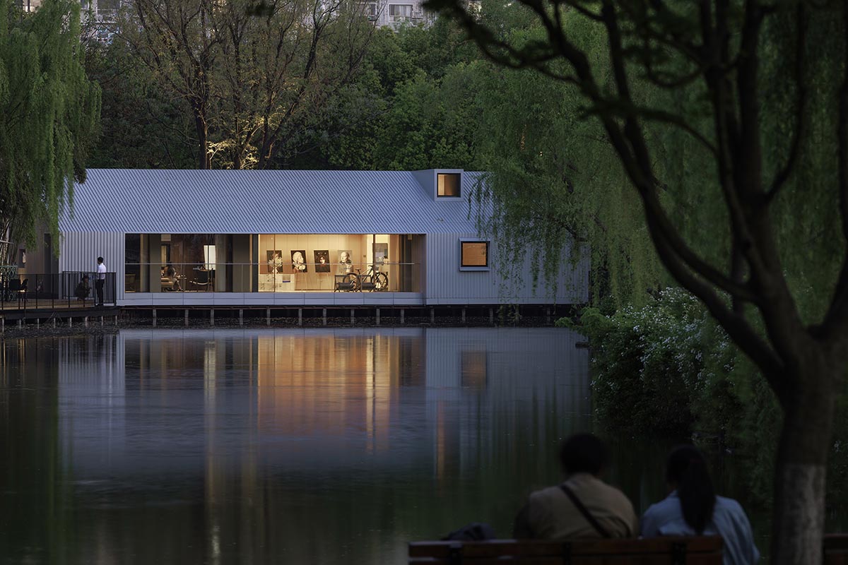 Wutopia Lab creates a light shimmer in a charming green with the Seehaus in Shanghai 