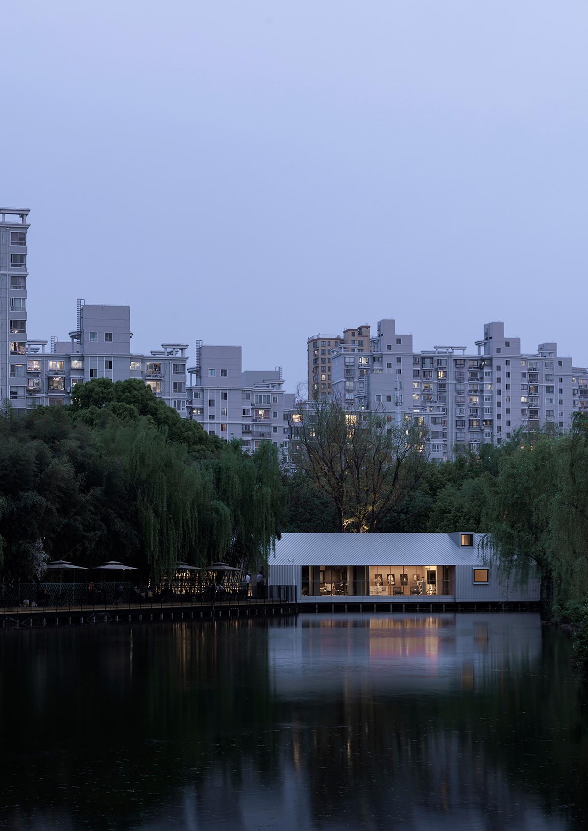 Wutopia Lab creates a light shimmer in a charming green with the Seehaus in Shanghai 