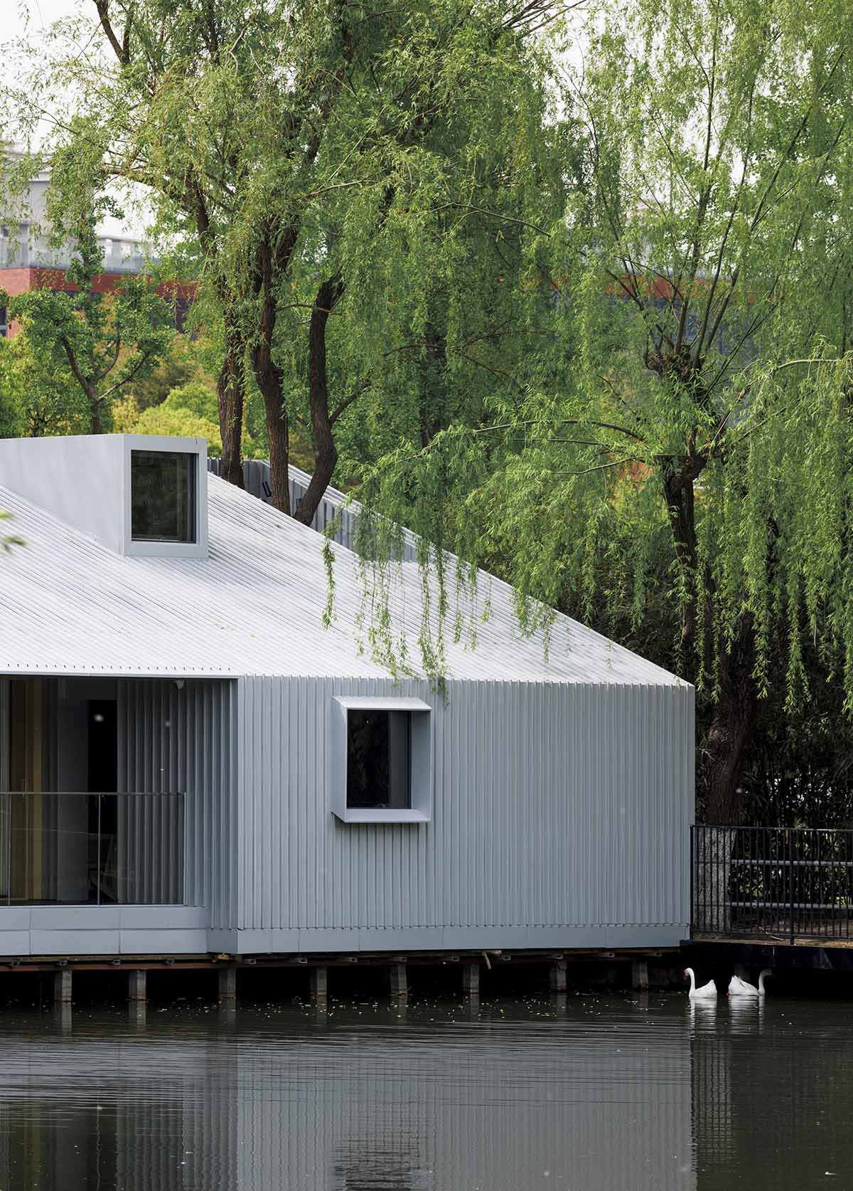 Wutopia Lab creates a light shimmer in a charming green with the Seehaus in Shanghai 