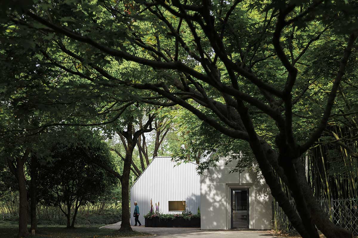 Wutopia Lab creates a light shimmer in a charming green with the Seehaus in Shanghai 