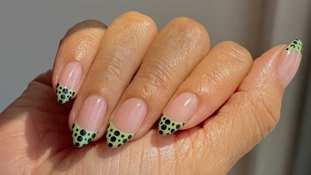21 French tip nail designs that will raise the classic mani