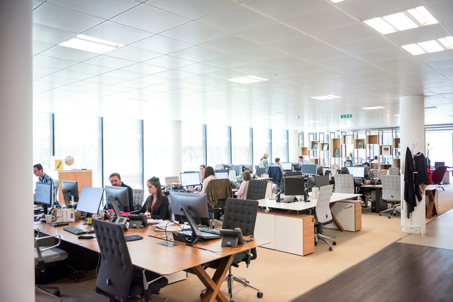 Office design 2025: Flexible layouts for hybrid teams
