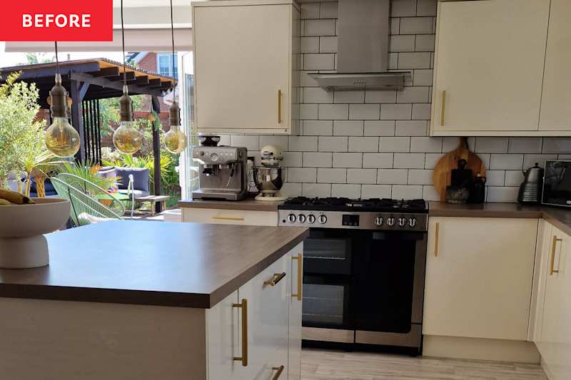 U -Bahn tile backplash in the kitchen before the renovation.