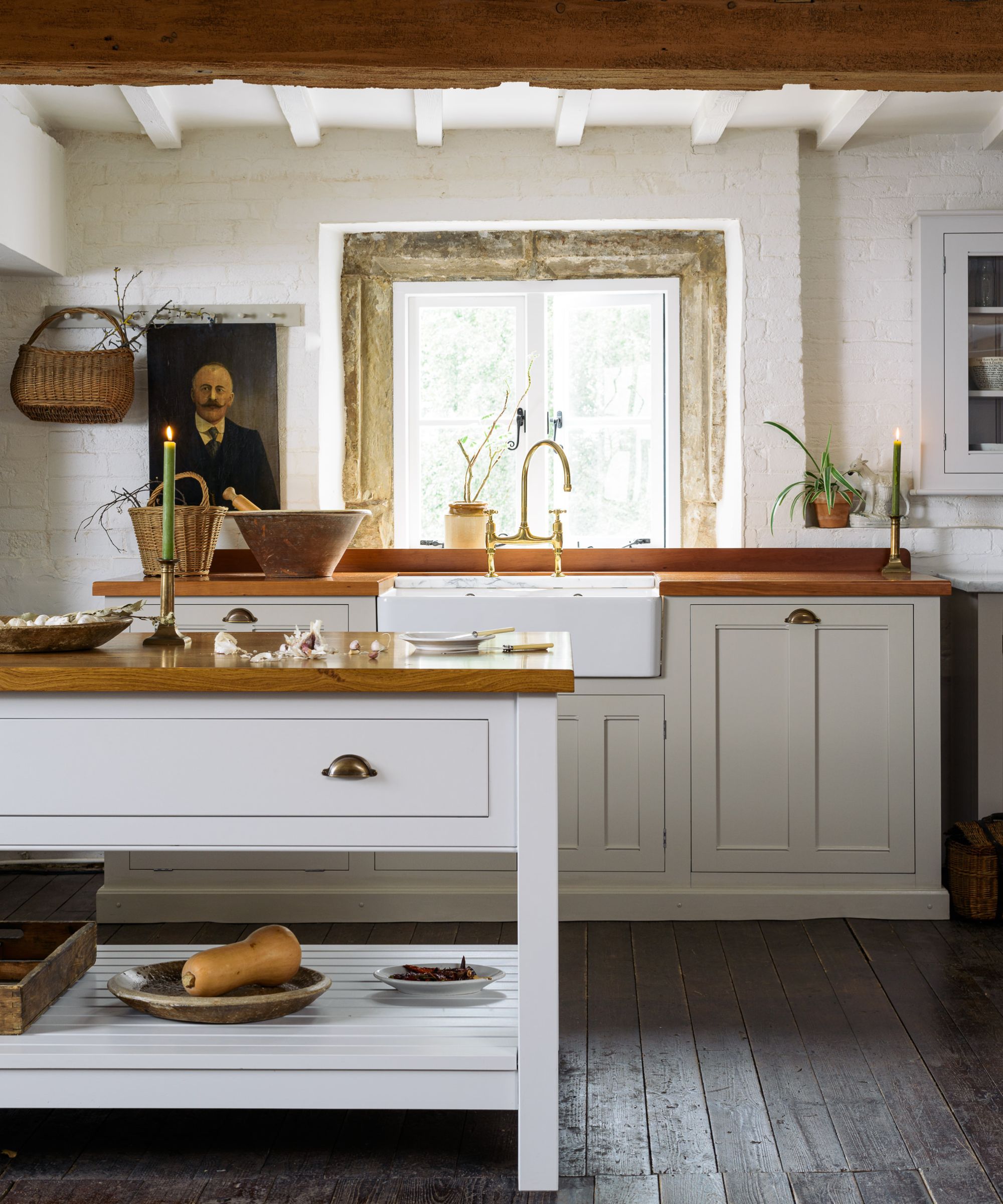 Modern farmhouse kitchen with free -standing units and non -matching cupboards