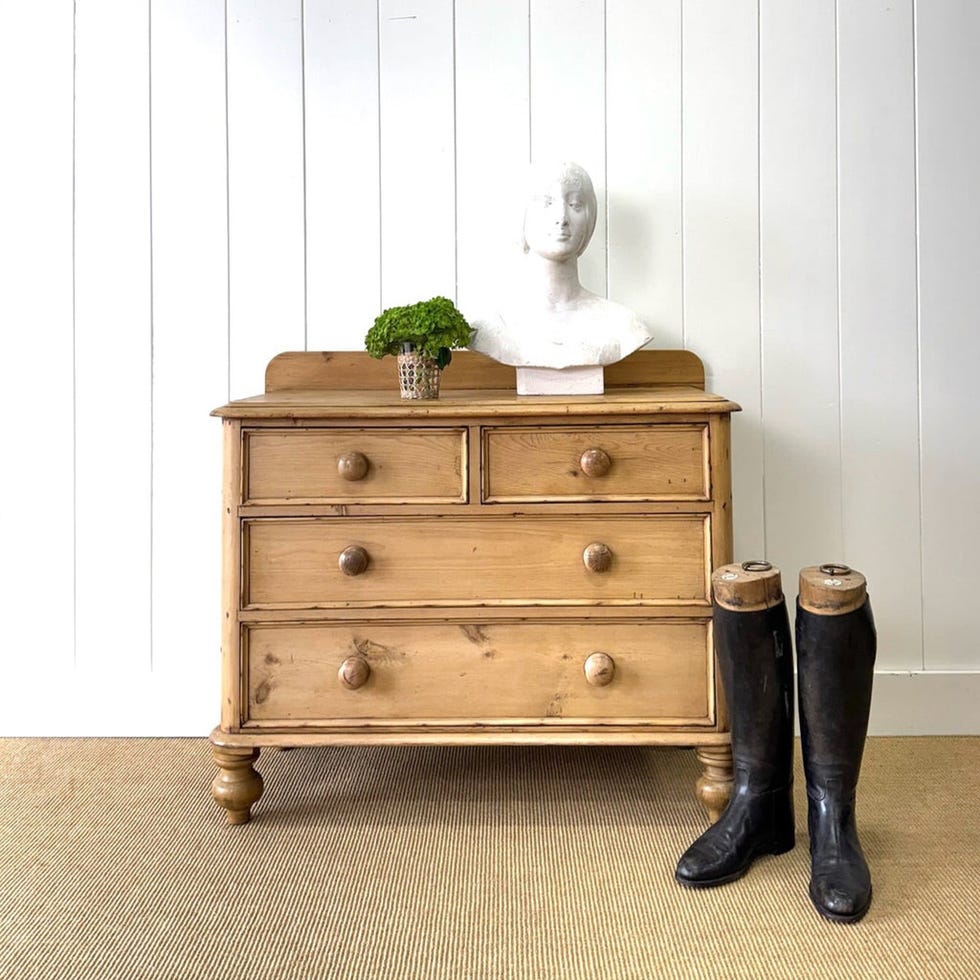 Ancient English pine box of the drawer C1890