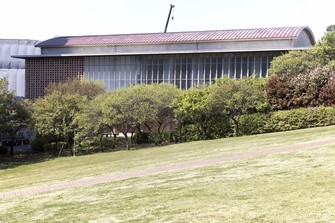 Retro Japan: Auditorium of the University in Tokyo A timeless space for sound and light
