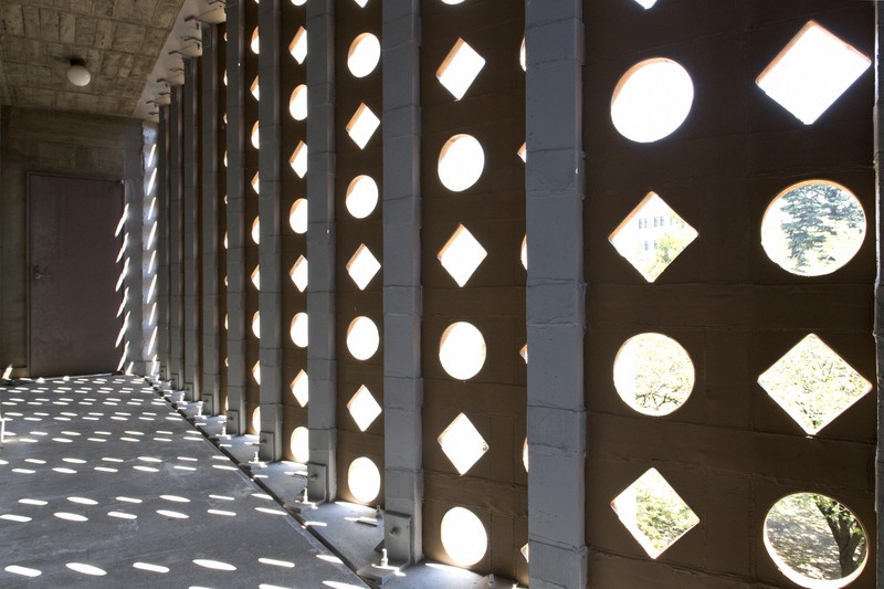 Retro Japan: Auditorium of the University in Tokyo A timeless space for sound and light