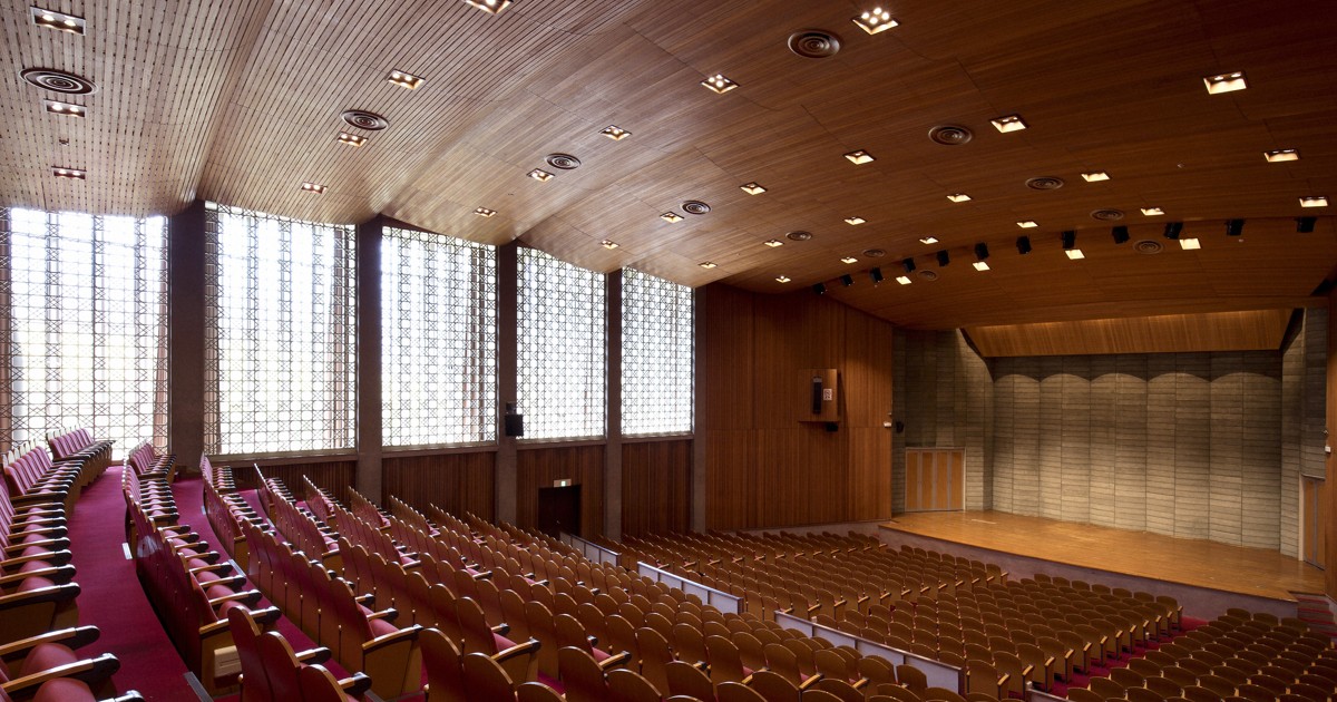 Retro Japan: Auditorium of the University in Tokyo A timeless space for sound and light