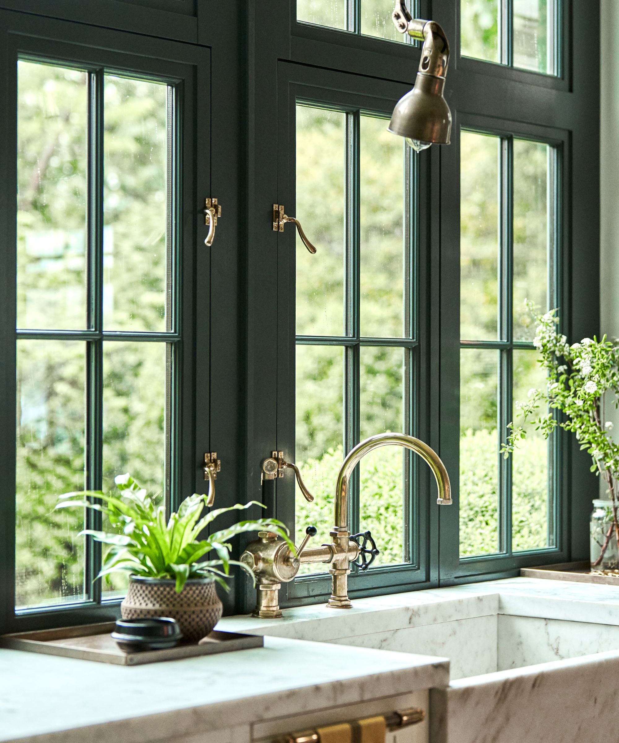 Marble defeated in a window with brass tap