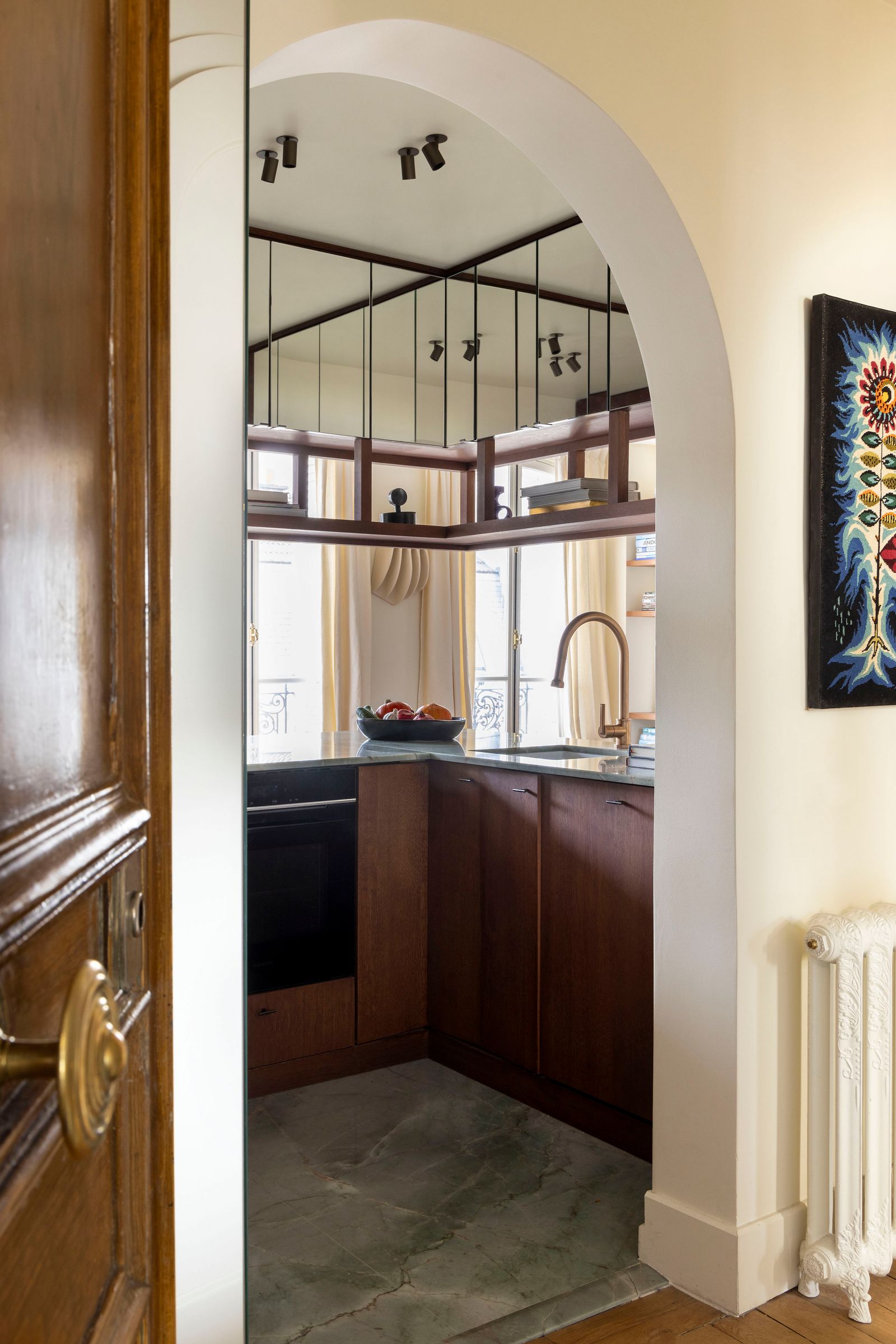 Image can contain indoors in the interior designer Sink Faucet Stöbe Lamp Küchenbogen Architecture plate and art