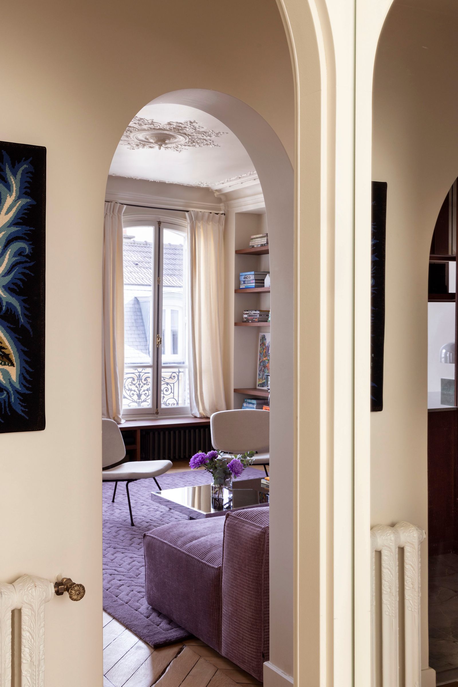 BILD can contain in the interior designer chair architecture building living room room and bow
