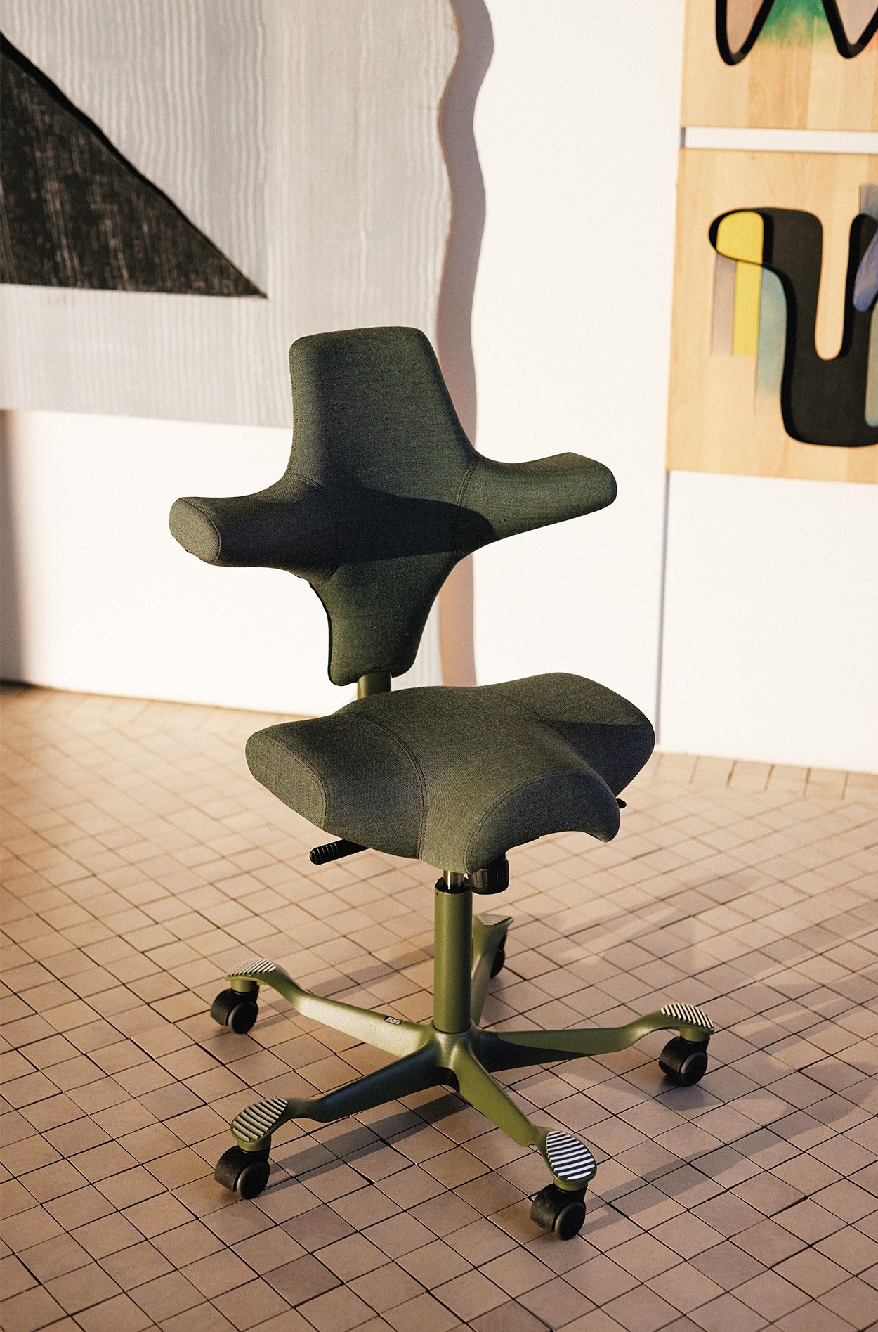 The HAG -Capsico chair in Moss Green with your back like a plus and the seat like a three -sided plus to get improved support. 