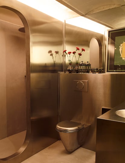 Bathroom made of stainless steel inspired by aircraft toilets designed by Casa Josephine.