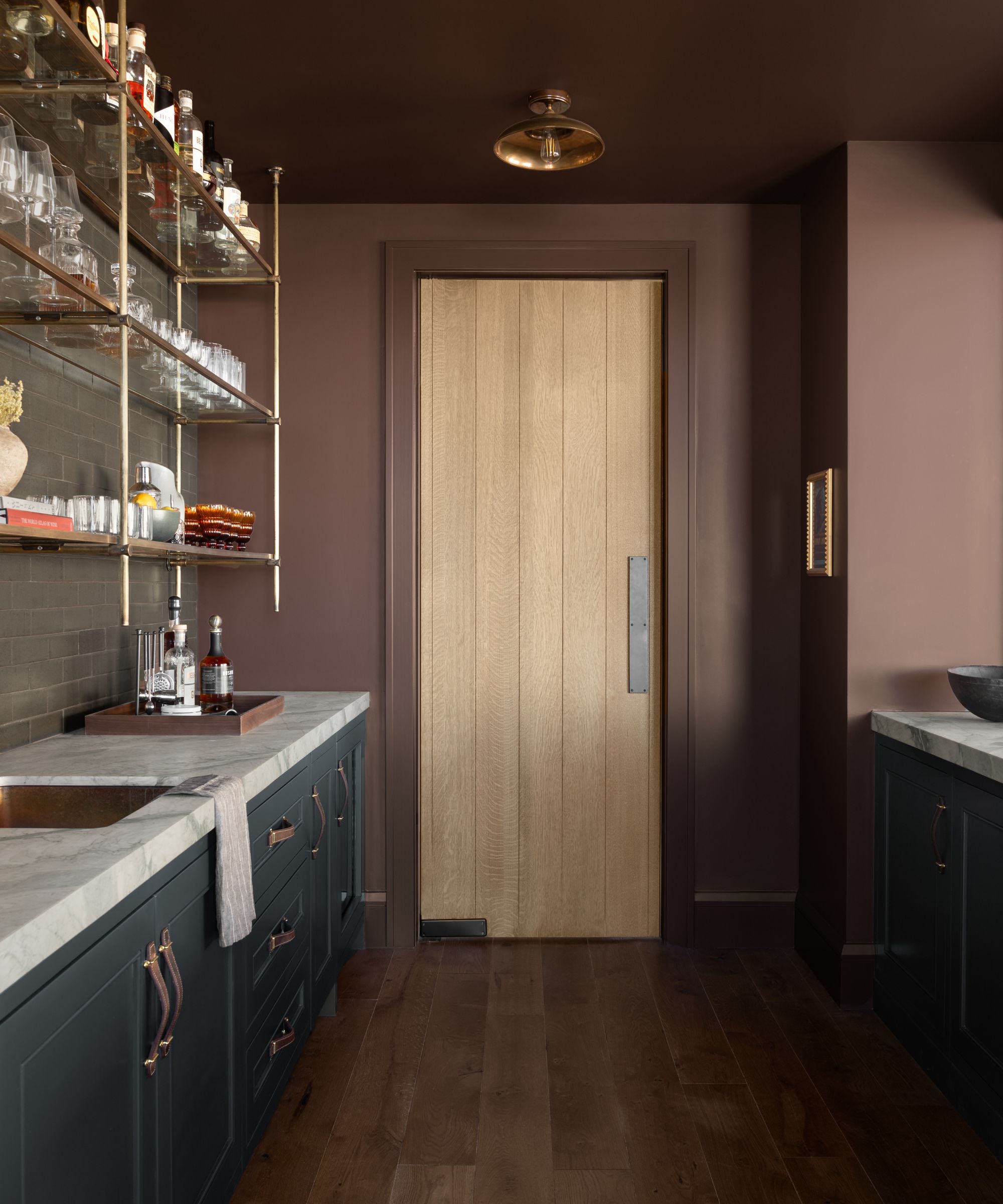 Burgundian pantry with gold shelves and marble slabs
