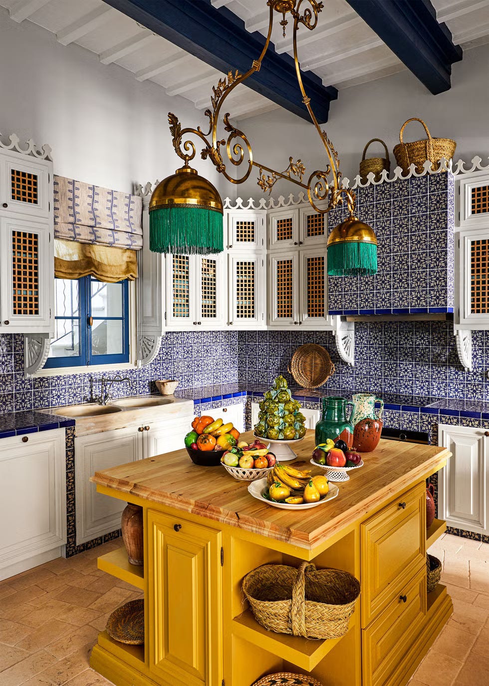 Light -colored cuisine with an island with different fruits and decorative elements