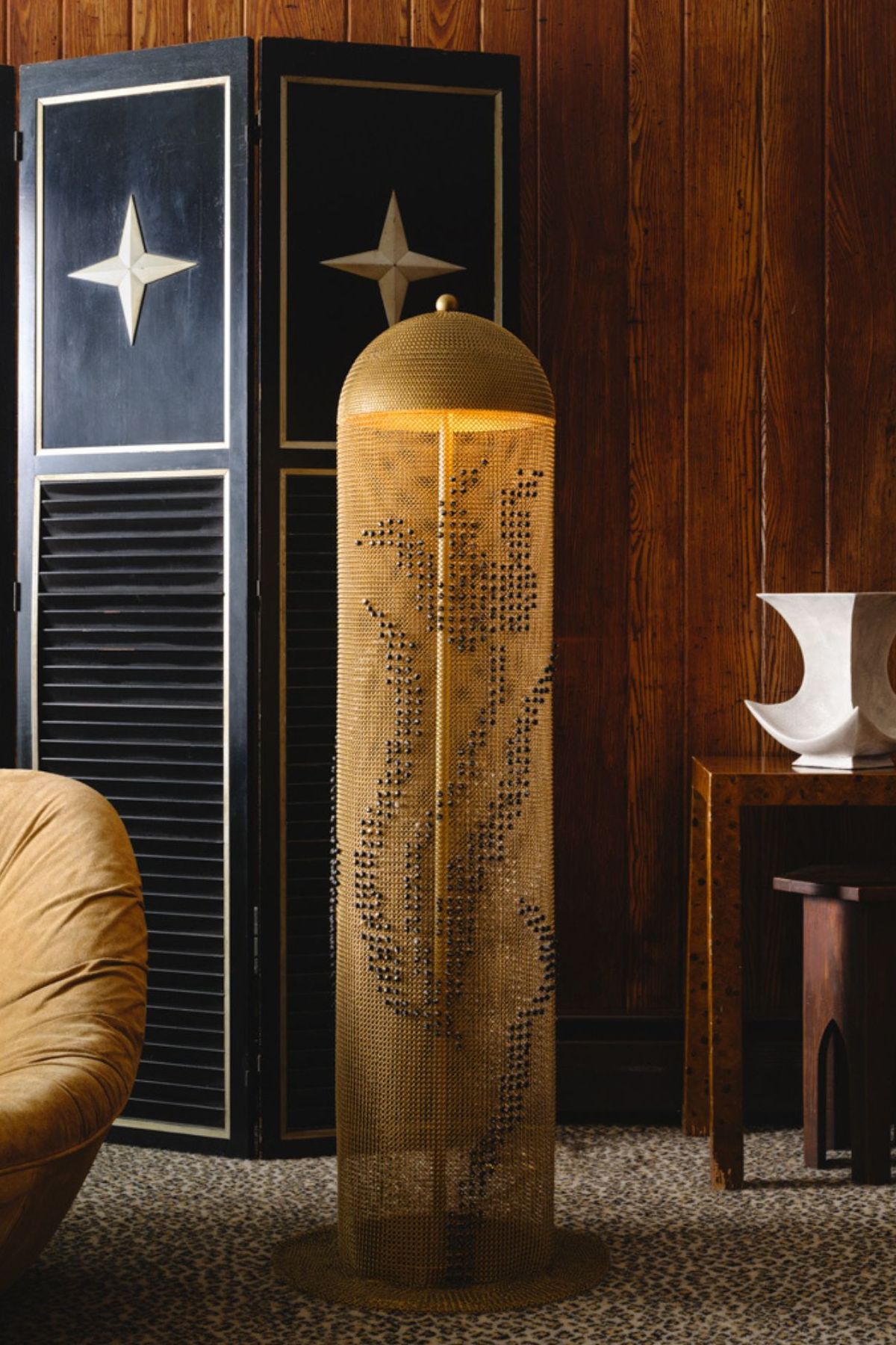 Chain -mail lamp in a modern bathroom