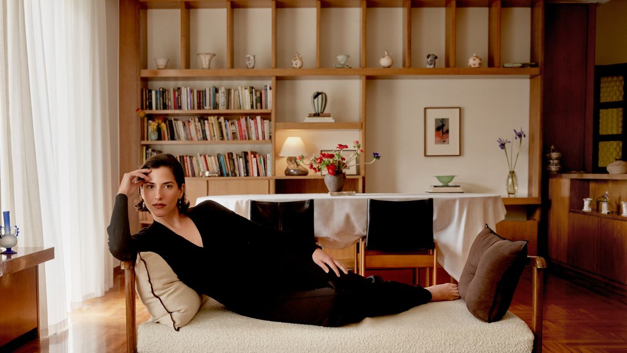 This designer selected her 2,150 square meter apartment in Athens so that she can be closer to her starting material