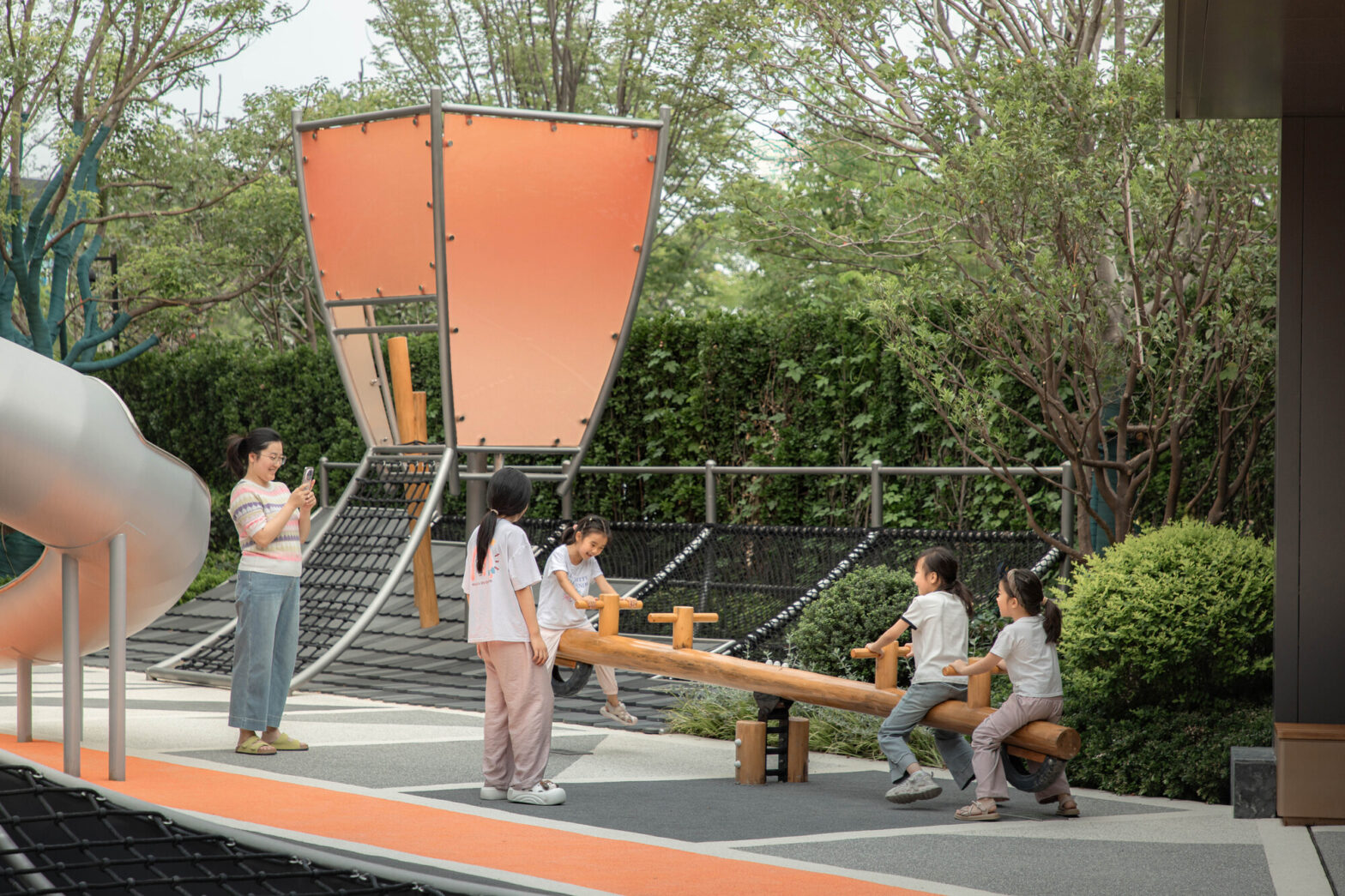 Traditional Chinese aesthetic children's room under Kongming Lantern / Xisui Design