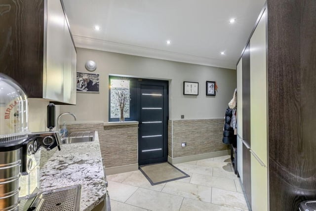 The property has a reception hall, a living kitchen, a lounge, a dining area, a committed home office, six double rooms with four bathing rooms and four balconies oriented south.