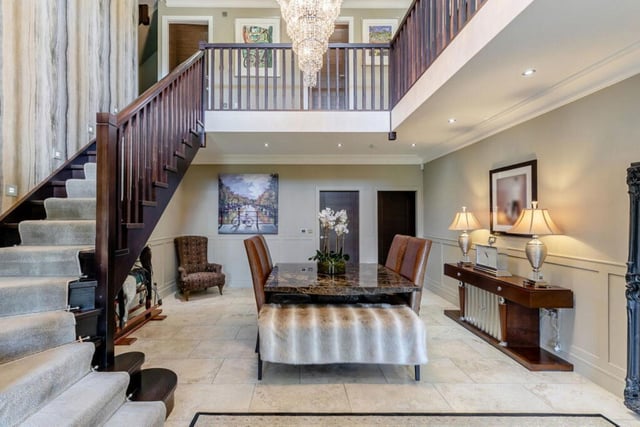 The property has a reception hall, a living kitchen, a lounge, a dining area, a committed home office, six double rooms with four bathing rooms and four balconies oriented south.