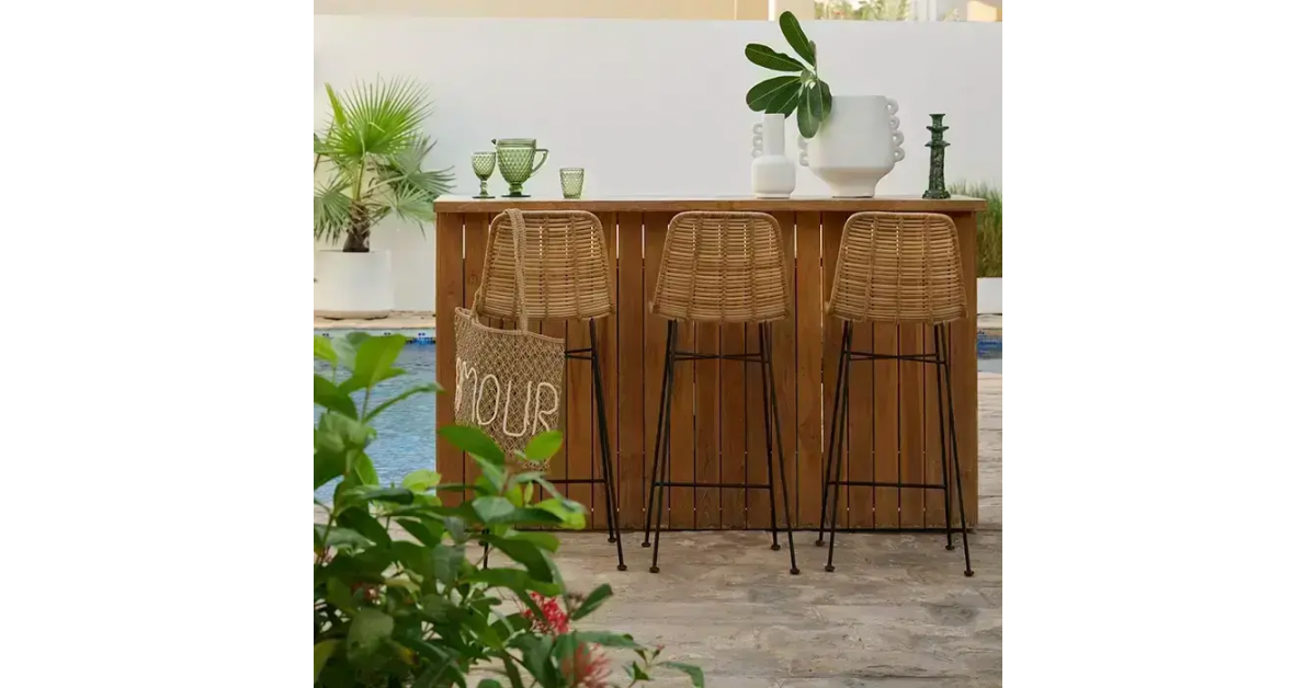 Hospitality rooms include natural fabrics, ethnic ornaments on carpets and trends of wall decoration
